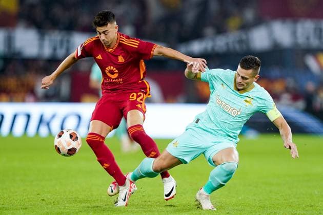 AS Roma v Slavia Praha - UEFA Europa League Stephan El Shaarawy of AS Roma and Tomas Holes of Slavia Praha compete for the ball during the UEFA Europa League Group G match between AS Roma and Slavia Praha at Stadio Olimpico on October 26, 2023 in Rome, Italy. Rome Stadio Olimpico Rome Italy Copyright: xGiuseppexMaffiax UEL_Roma-SlaviaPraha_GM_26102023_05780
