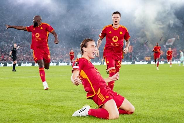 AS Roma v Slavia Praha - UEFA Europa League Edoardo Bove of AS Roma celebrates after scoring first goal during the UEFA Europa League Group G match between AS Roma and Slavia Praha at Stadio Olimpico on October 26, 2023 in Rome, Italy. Rome Stadio Olimpico Rome Italy Copyright: xGiuseppexMaffiax UEL_Roma-SlaviaPraha_GM_26102023_05199