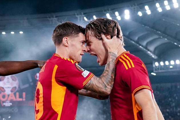 Sport Themen der Woche KW43 Sport Bilder des Tages AS Roma v Slavia Praha - UEFA Europa League Edoardo Bove of AS Roma celebrates with Nicola Zalewski of AS Roma after scoring first goal during the UEFA Europa League Group G match between AS Roma and Slavia Praha at Stadio Olimpico on October 26, 2023 in Rome, Italy. Rome Stadio Olimpico Rome Italy Copyright: xGiuseppexMaffiax UEL_Roma-SlaviaPraha_GM_26102023_05228