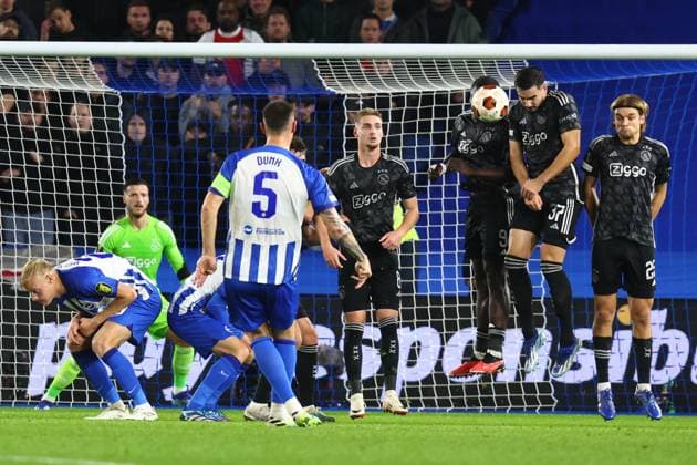 Brighton & HA v AFC Ajax 26 October 2023, Brighton - UEFA EUROPA League Football - Group Stage - Brighton & Hove Albion v Ajax - a free kick by Lewis Dunk of Brighton & Hove Albion is blocked by Josip Sutalo of Ajax - Photo: Charlotte Wilson Offside. Brighton UK Copyright: xCharlottexWilsonx xOffsidexOffside