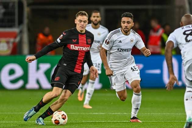 v. li. im Kampf um den Ball Florian Wirtz ( 10, Bayer Leverkusen) Leandro Andrade ( 15, Qarabag Agdam) 26.10.2023 Fussball Europa League, Bayer 04 Leverkusen vs Qarabag Agdam , BayArena, Leverkusen, NRW Germany