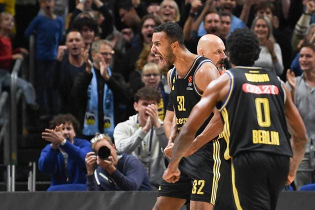 Sport Themen der Woche KW43 Sport Bilder des Tages Turkish Airlines EuroLeague: Alba Berlin vs EA7 Emporio Armani Milan. Berlin, 26.10.2023 Johannes Thiemann (Alba Berlin, 32) jubel Turkish Airlines EuroLeague: Alba Berlin vs EA7 Emporio Armani Milan, Mercedes Benz Arena, Berlin, 26.10.2023 *** Turkish Airlines EuroLeague Alba Berlin vs EA7 Emporio Armani Milan Berlin, 26 10 2023 Johannes Thiemann Alba Berlin, 32 jubel Turkish Airlines EuroLeague Alba Berlin vs EA7 Emporio Armani Milan, Mercedes Benz Arena, Berlin, 26 10 2023 Copyright: xBEAUTIFULxSPORTS LucianoxLimax