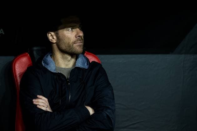 UEFA Europa League, Bayer 04 Leverkusen - Qarabag Agdam; 26.10.2023 Xabi Alonso (Trainer Bayer 04 Leverkusen) auf der Bank vor Spielbeginn UEFA Europa League, Bayer 04 Leverkusen - Qarabag Agdam, BayArena Leverkusen am 26.10.2023 Copyright: xBEAUTIFULxSPORTS Wunderlx