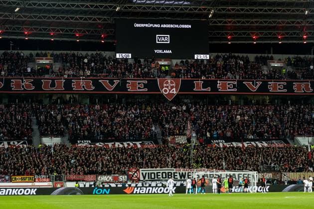 UEFA Europa League, Bayer 04 Leverkusen - Qarabag Agdam; 26.10.2023 VAR Strafstoss wird ueberprueft Darunter Banner in der Nordkurve: Videobeweis abschaffen UEFA Europa League, Bayer 04 Leverkusen - Qarabag Agdam, BayArena Leverkusen am 26.10.2023 Copyright: xBEAUTIFULxSPORTS Wunderlx