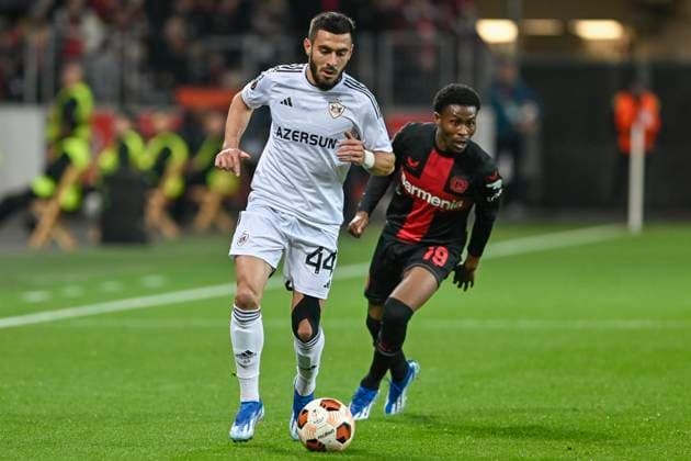 v. li. im Kampf um den Ball Elvin Cafarquliyev ( 44, Qarabag Agdam) Nathan Tella ( 19, Bayer Leverkusen) 26.10.2023 Fussball Europa League, Bayer 04 Leverkusen vs Qarabag Agdam , BayArena, Leverkusen, NRW Germany