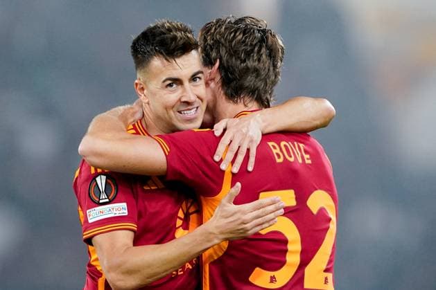 AS Roma v Slavia Praha - UEFA Europa League Edoardo Bove of AS Roma celebrates with Stephan El Shaarawy of AS Roma after scoring first goal during the UEFA Europa League Group G match between AS Roma and Slavia Praha at Stadio Olimpico on October 26, 2023 in Rome, Italy. Rome Stadio Olimpico Rome Italy Copyright: xGiuseppexMaffiax UEL_Roma-SlaviaPraha_GM_26102023_05856