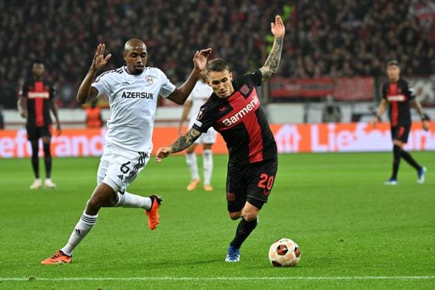 Leverkusen, Bayarena, 26.10.23, GER, Herren, UEFA Europa League, Saison 2023-2024, Bayer 04 Leverkusen - Qarabag Agdam Bild: v.li. im Zweikampf Julio ROMAO (Qarabag) und Alejandro GRIMALDO (Leverkusen) Only for editorial use! UEFA regulations prohibit any use of photographs as image sequences and or quasi-video. Nordrhein-Westfalen Deutschland