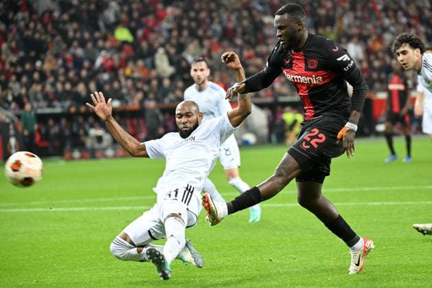Leverkusen, Bayarena, 26.10.23, GER, Herren, UEFA Europa League, Saison 2023-2024, Bayer 04 Leverkusen - Qarabag Agdam Bild: v.li. im Zweikampf Kevin MEDINA (Qarabag) und Victor BONIFACE (Leverkusen) Only for editorial use! UEFA regulations prohibit any use of photographs as image sequences and or quasi-video. Nordrhein-Westfalen Deutschland