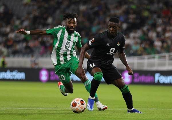 Cyprus Soccer Europa League Aris Leo Steeve Yago, left, and Real Betis Luiz Henrique vie for the ball during the Europa League group C soccer match between Aris Limassol and Real Betis, at Alphamega stadium in Limassol. Cyprus, Thursday, October 26, 2023. Limassol Cyprus  Copyright: xDanilxShamkinx originalFilename:shamkin-notitle231026_npQsg.jpg
