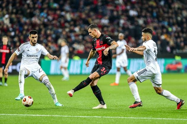 Granit Xhaka (Bayer 04 Leverkusen, 34) im Zweikampf gegen Toral Bayramov (Qarabag Agdam, 27), GER, Bayer 04 Leverkusen vs. Qarabag Agdam, UEFA Europa League 2023 24, Gruppenphase, 3. Spieltag, 26.10.2023, GER, Bayer 04 Leverkusen vs. Qarabag Agdam, UEFA Europa League 2023 24, Gruppenphase, 3. Spieltag, 26.10.2023, Foto: Eibner-Pressefoto Gabriel Boia Leverkusen Copyright: xGabrielxBoiax EP_EER