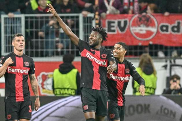 Edmond Tapsoba ( 12, Bayer Leverkusen) jubelt nach dem Tor zum 5:1 mit Amine Adli ( 21, Bayer Leverkusen) 26.10.2023 Fussball Europa League, Bayer 04 Leverkusen vs Qarabag Agdam , BayArena, Leverkusen, NRW Germany
