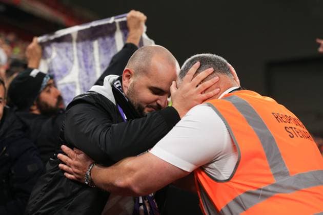 Liverpool v Toulouse 26 October 2023, Liverpool - UEFA Europa League football - Group E - Liverpool v Toulouse. A Toulouse fan kisses the head of a steward (photo by Daniel Chesterton) Liverpool UK Copyright: xDanielxChestertonxOffside