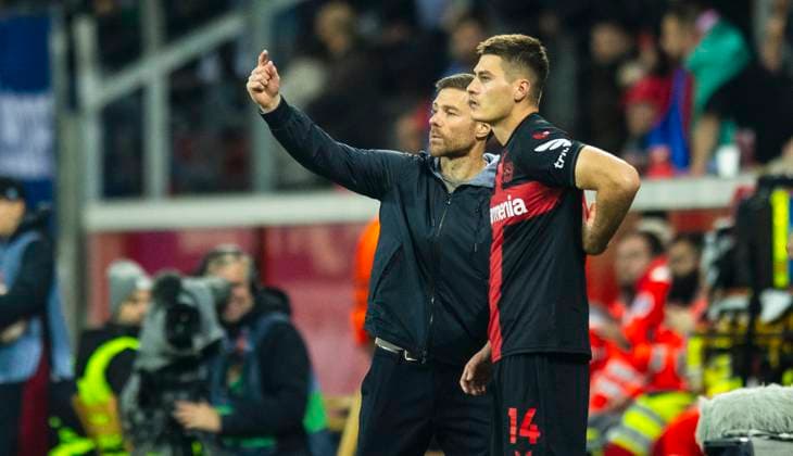 Leverkusen, Germany. 26th Oct 2023. Trainer Xabi Alonso (Leverkusen) mit Patrik Schick (Leverkusen) Bayer Leverkusen - Qarabag Agdam 26.10.2023