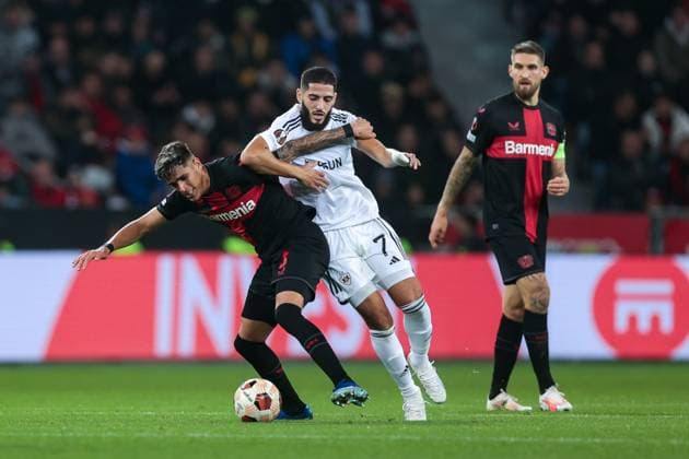 26.10.2023, Fussball, Saison 2023 2024, UEFA Europa League, Gruppenphase, 3. Spieltag, Bayer 04 Leverkusen - Qarabag Agdam, v. l. Piero Hincapie (Bayer 04 Leverkusen), Yassine Benzia ((Qarabag Agdam), Leverkusen BayArena NRW Deutschland xRHR-FOTO DEx Copyright: DennisxEwert RHR-FOTOx RHR-FOTO DE