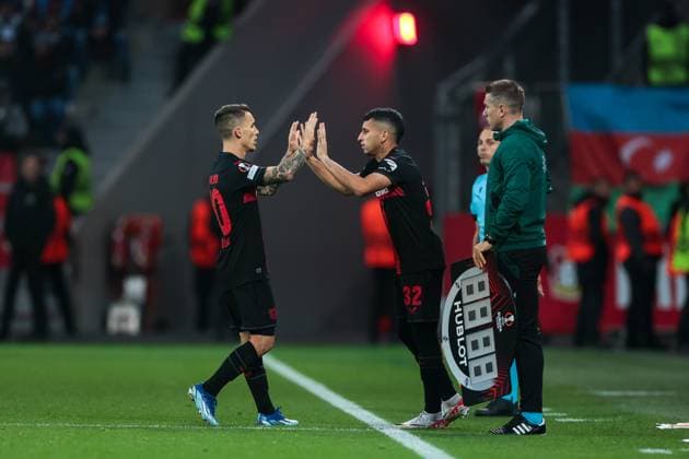 26.10.2023, Fussball, Saison 2023 2024, UEFA Europa League, Gruppenphase, 3. Spieltag, Bayer 04 Leverkusen - Qarabag Agdam, v. l. Alejandro Grimaldo (Bayer 04 Leverkusen), Gustavo Puerta Molano (Bayer 04 Leverkusen), Leverkusen BayArena NRW Deutschland xRHR-FOTO DEx Copyright: DennisxEwert RHR-FOTOx RHR-FOTO DE