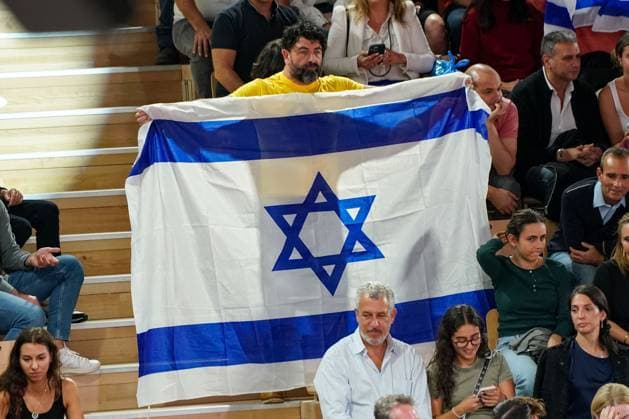Sport Themen der Woche KW43 Sport Bilder des Tages Supporters du Maccabi Playtika Tel Aviv - Drapeau BASKETBALL : AS Monaco vs Maccabi Playtika Tel Aviv - Euroleague - Monaco - 26 10 2023 NorbertScanella Panoramic 