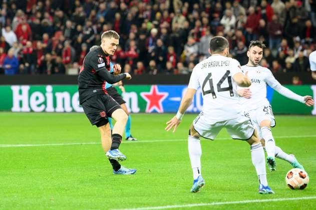 Florian WIRTZ (LEV) schiesst das Tor zum 1:0, Aktion, v.l. Florian WIRTZ (LEV), Elvin Jafarguliyev, Marko Jankovic (Agdam), Fussball Europa League, Gruppenphase, 3. Spieltag, Bayer 04 Leverkusen (LEV) - Qarabag Agdam, am 26.10.2023 in Leverkusen Deutschland. UEFA regulations prohibit any use of photographs as image sequences and or quasi-video Â
