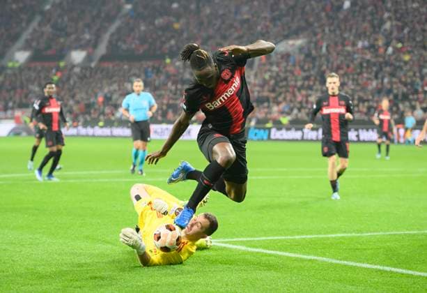 Odilon KOSSOUNOU (LEV( oben) im Zweikampf gegen Torwart Andrey Lunev (Agdam), Aktion, Zweikampf, Fussball Europa League, Gruppenphase, 3. Spieltag, Bayer 04 Leverkusen (LEV) - Qarabag Agdam, am 26.10.2023 in Leverkusen Deutschland. UEFA regulations prohibit any use of photographs as image sequences and or quasi-video Â