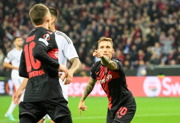 Jubel Alejandro GRIMALDO r. (LEV) nach seinem Tor zum 2:1, zeigt auf Florian WIRTZ (LEV), Fussball Europa League, Gruppenphase, 3. Spieltag, Bayer 04 Leverkusen (LEV) - Qarabag Agdam, am 26.10.2023 in Leverkusen Deutschland. UEFA regulations prohibit any use of photographs as image sequences and or quasi-video Â