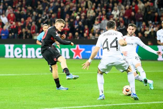 Florian WIRTZ (LEV) schiesst das Tor zum 1:0, Aktion, v.l. Florian WIRTZ (LEV), Elvin Jafarguliyev, Marko Jankovic (Agdam), Fussball Europa League, Gruppenphase, 3. Spieltag, Bayer 04 Leverkusen (LEV) - Qarabag Agdam, am 26.10.2023 in Leverkusen Deutschland. UEFA regulations prohibit any use of photographs as image sequences and or quasi-video Â