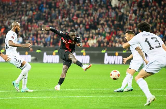 Victor BONIFACE (LEV) schiesst das Tor zum 3:1, Aktion, Kevin David Medina (Agdam) Fussball Europa League, Gruppenphase, 3. Spieltag, Bayer 04 Leverkusen (LEV) - Qarabag Agdam, am 26.10.2023 in Leverkusen Deutschland. UEFA regulations prohibit any use of photographs as image sequences and or quasi-video Â