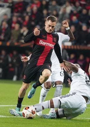 Fussball, UEFA Europa League 2023 2024, Gruppenphase , Gruppen H, Spieltag 3, Bayer 04 Leverkusen - FK Qarabag Agdam 26.10.2023, Bayarena Leverkusen, Florian Wirtz Bayer 04 Leverkusen, Kevin Madina, Qarabag