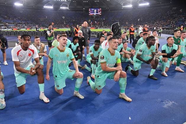 Sport Bilder des Tages IPP20231026 Football - soccer: UEFA Europa League 2023 2024, A.S. Roma - SK Slavia Prague, i giocatori dello Slavia Praga a fine gara sotto la tribuna dei loro tifosi, a sinistra Muhamed Tijani poi David Doudera al centro il capitano Tomas Holes (Verwendung nur in Deutschland - GERMANY ONLY) *** IPP20231026 Football soccer UEFA Europa League 2023 2024, A S Roma SK Slavia Prague, i giocatori dello Slavia Praga a fine gara sotto la tribuna dei loro tifosi, a sinistra Muhamed Tijani poi David Doudera al centro il capitano Tomas Holes Use only in Germany GERMANY ONLY 