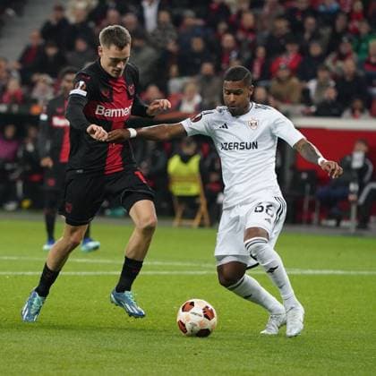 Fussball, UEFA Europa League 2023 2024, Gruppenphase , Gruppen H, Spieltag 3, Bayer 04 Leverkusen -FK Qarabag Agdam 26.10.2023, Bayarena Leverkusen, Florian Wirtz Bayer 04 Leverkusen,Patrick Anndrade FK Qarabag