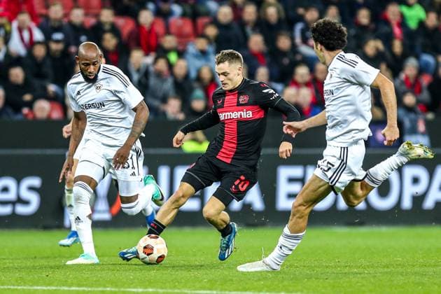 Florian Wirtz (Bayer 04 Leverkusen, 10) im Zweikampf gegen Kevin Medina (Qarabag Agdam, 81), GER, Bayer 04 Leverkusen vs. Qarabag Agdam, UEFA Europa League 2023 24, Gruppenphase, 3. Spieltag, 26.10.2023, GER, Bayer 04 Leverkusen vs. Qarabag Agdam, UEFA Europa League 2023 24, Gruppenphase, 3. Spieltag, 26.10.2023, Foto: Eibner-Pressefoto Gabriel Boia Leverkusen Copyright: xGabrielxBoiax EP_EER