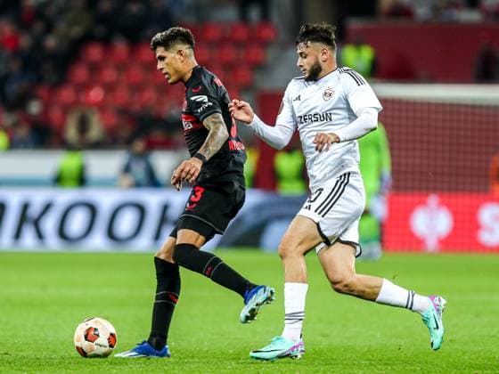 Piero Hincapie Reina (Bayer 04 Leverkusen, 03) im Zweikampf gegen Abdellah Zoubir (Qarabag Agdam, 10), GER, Bayer 04 Leverkusen vs. Qarabag Agdam, UEFA Europa League 2023 24, Gruppenphase, 3. Spieltag, 26.10.2023, GER, Bayer 04 Leverkusen vs. Qarabag Agdam, UEFA Europa League 2023 24, Gruppenphase, 3. Spieltag, 26.10.2023, Foto: Eibner-Pressefoto Gabriel Boia Leverkusen Copyright: xGabrielxBoiax EP_EER