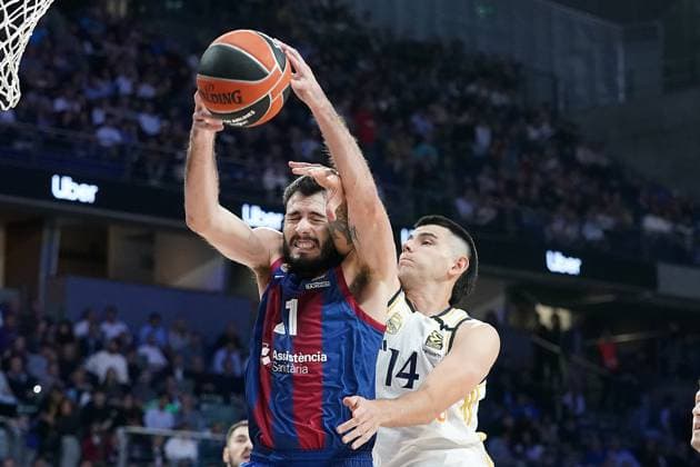 Sport Themen der Woche KW43 Sport Bilder des Tages Real Madrid s Gabriel Deck (r) and FC Barcelona, Barca s Alex Abrines during Euroleague match, Regular Season, Round 5. October 26, 2023. (2023102656)