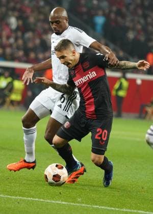 Fussball, UEFA Europa League 2023 2024, Gruppenphase , Gruppen H, Spieltag 3, Bayer 04 Leverkusen -FK Qarabag Agdam 26.10.2023, Bayarena Leverkusen, Alejandro Grimaldo, Bayer 04 Leverkusen,Julio Romao, FK Qarabag