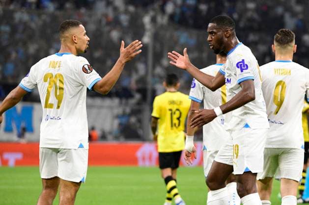 MARSEILLE, FRANCE : Iliman NDIAYE (OM) et Pierre-Emerick AUBAMEYANG (OM) Olympique de Marseille vs. AEK Athens FC lors de la phase de groupes de l™UEFA Europa League au stade Orange Velodrome, le 26 octobre 2023. MARSEILLE, FRANCE : OM vs. AEK Athens FC during the group phase of the UEFA Europa League in the Orange Velodrome Stadium on October 26th, 2023. FOOTBALL : Olympique de Marseille vs. AEK Athens FC - Europa League ValentinaClaret Panoramic 