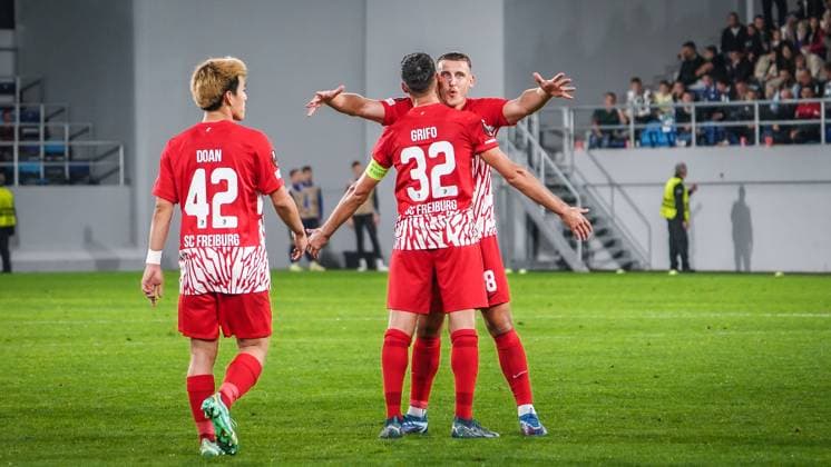 TSC Backa Topola - SC Freiburg Freiburgs Ritsu Doan, Freiburgs Vincenzo Grifo, Freiburgs Maximilian Eggestein - 26.10.2023; Serbien - Fußball: Uefa Europa League, TSC Backa Topola - SC Freiburg, Gruppenphase, Gruppe A, 3. Spieltag, TSC Arena
