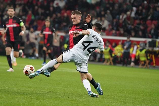 Fussball, UEFA Europa League 2023 2024, Gruppenphase , Gruppen H, Spieltag 3, Bayer 04 Leverkusen -FK AgdamQarabag Agdam 26.10.2023, Bayarena Leverkusen, Florian Wirtz Bayer 04 Leverkusen, Elvin Jafarguliyev, FK Qarabag