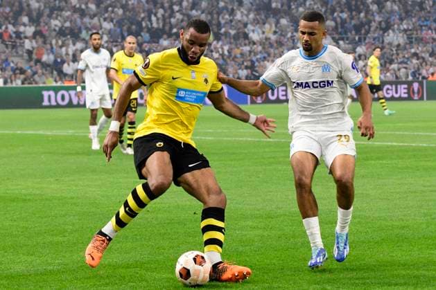 MARSEILLE, FRANCE : Harold MOUKOUDI (AEK) et Iliman NDIAYE (OM) Olympique de Marseille vs. AEK Athens FC lors de la phase de groupes de l™UEFA Europa League au stade Orange Velodrome, le 26 octobre 2023. MARSEILLE, FRANCE : OM vs. AEK Athens FC during the group phase of the UEFA Europa League in the Orange Velodrome Stadium on October 26th, 2023. FOOTBALL : Olympique de Marseille vs. AEK Athens FC - Europa League ValentinaClaret Panoramic 
