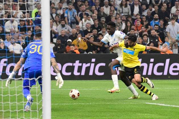 MARSEILLE, FRANCE : Ismaila SARR (OM) et Mijat GACINOVIC (AEK) Olympique de Marseille vs. AEK Athens FC lors de la phase de groupes de l™UEFA Europa League au stade Orange Velodrome, le 26 octobre 2023. MARSEILLE, FRANCE : OM vs. AEK Athens FC during the group phase of the UEFA Europa League in the Orange Velodrome Stadium on October 26th, 2023. FOOTBALL : Olympique de Marseille vs. AEK Athens FC - Europa League ValentinaClaret Panoramic 