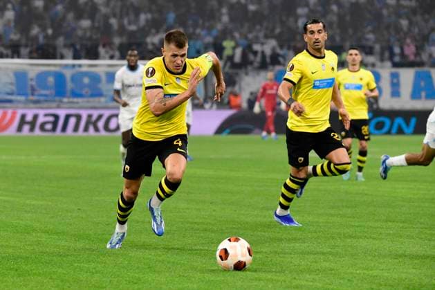 MARSEILLE, FRANCE : Damian SZYMANSKI (AEK) et Ehsan HAJASAFI (AEK) Olympique de Marseille vs. AEK Athens FC lors de la phase de groupes de l™UEFA Europa League au stade Orange Velodrome, le 26 octobre 2023. MARSEILLE, FRANCE : OM vs. AEK Athens FC during the group phase of the UEFA Europa League in the Orange Velodrome Stadium on October 26th, 2023. FOOTBALL : Olympique de Marseille vs. AEK Athens FC - Europa League ValentinaClaret Panoramic 