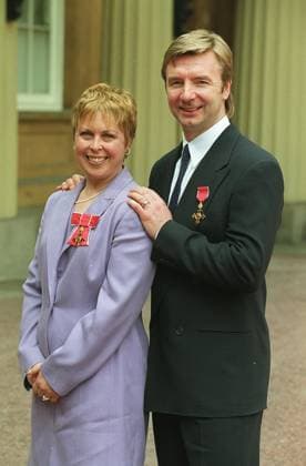 HONOURS FOR TORVILL AND DEAN JAYNE TORVILL, OBE and CHRISTOPHER DEAN, OBE British Champion Ice Skaters Outside Buckingham Palace after receiving their OBEs COMPULSORY CREDIT: UPPA Photoshot Photo UA 017320 B 27.04.2000 HONOURS FOR TORVILL AND DEAN JAYNE TORVILL, OBE and CHRISTOPHER DEAN, OBE British Champion Ice Skaters Outside Buckingham Palace after receiving their OBEs COMPULSORY CREDIT: Talking Photoshot Photo UA 017320 B 27.04.2000, Credit:Photoshot Avalon United Kingdom  Copyright: xPhotoshotx xAvalonx 0504327299