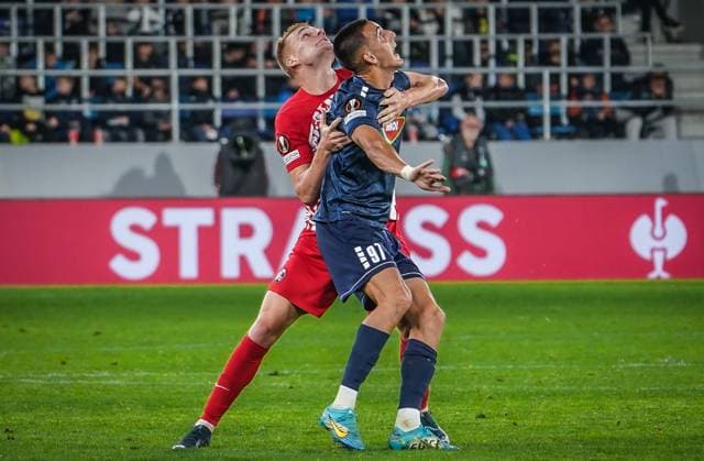 TSC Backa Topola - SC Freiburg Freiburgs Philipp Lienhart und Topolas Marko Rakonjac 26.10.2023; Serbien - Fußball: Uefa Europa League, TSC Backa Topola - SC Freiburg, Gruppenphase, Gruppe A, 3. Spieltag, TSC Arena