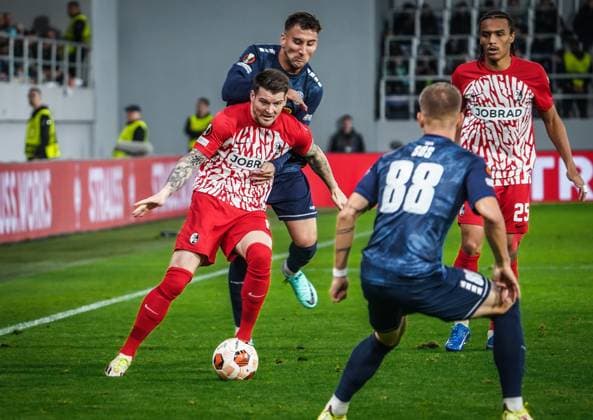 TSC Backa Topola - SC Freiburg Freiburgs Lukas Kübler Topolas Bence Sos und Freiburgs Kiliann Sildillia 26.10.2023; Serbien - Fußball: Uefa Europa League, TSC Backa Topola - SC Freiburg, Gruppenphase, Gruppe A, 3. Spieltag, TSC Arena