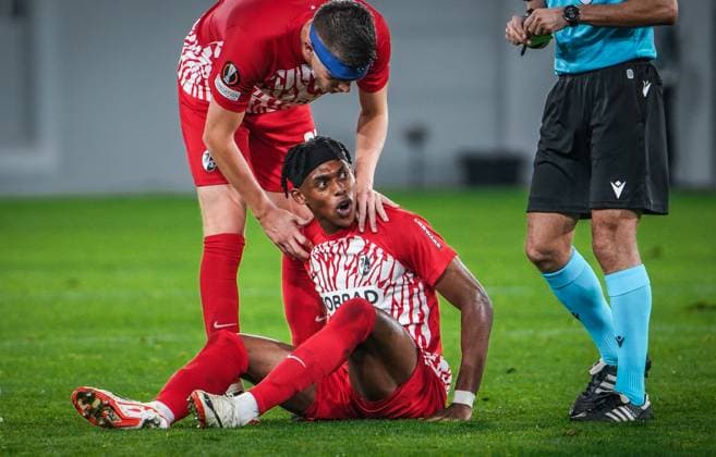 TSC Backa Topola - SC Freiburg Freiburgs Junior Adamu gefoult am Boden und Freiburgs Matthias Ginter mit Kopfverletzung 26.10.2023; Serbien - Fußball: Uefa Europa League, TSC Backa Topola - SC Freiburg, Gruppenphase, Gruppe A, 3. Spieltag, TSC Arena
