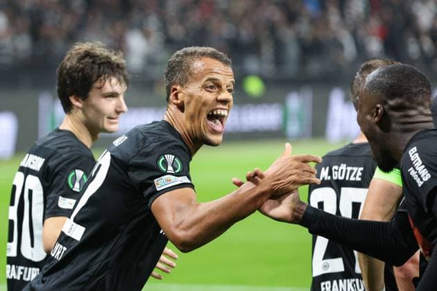Sport Themen der Woche KW43 Sport Bilder des Tages Europa-Conference-League-Qualifikation - Eintracht Frankfurt - HJK Helsinki am 26.10.2023 im Deutsche Bank Park in Frankfurt Timothy Chandler (Frankfurt 22) freut sich mit Niels Nkounkou (Frankfurt 29) über seinen Assist zum Tor zum 6 zu 0 *** Europa Conference League Qualifier Eintracht Frankfurt HJK Helsinki on 26 10 2023 at Deutsche Bank Park in Frankfurt Timothy Chandler Frankfurt 22 is happy with Niels Nkounkou Frankfurt 29 about his assist for the goal to 6 to 0 MH