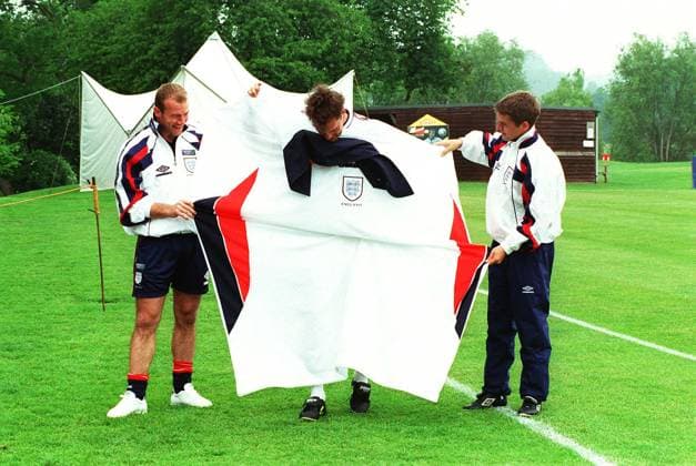 (Centre) GLENN HODDLE Coach of the England International Football Team Former England International Footballer With Left: ALAN SHEARER Newcastle Utd FC and England International And Right: MICHAEL OWEN Liverpool FC and England International (Rev (Centre) GLENN HODDLE Coach of the England International Football Team Former England International Footballer With Left: ALAN SHEARER Newcastle Utd FC and England International And Right: MICHAEL OWEN Liverpool FC and England International (Revealing the new England football strip) COMPULSORY CREDIT: Talking Photoshot Photo UGL 014850 F-19 21.05.1998, Credit:Photoshot Avalon United Kingdom  Copyright: xPhotoshotx xAvalonx 0504330222