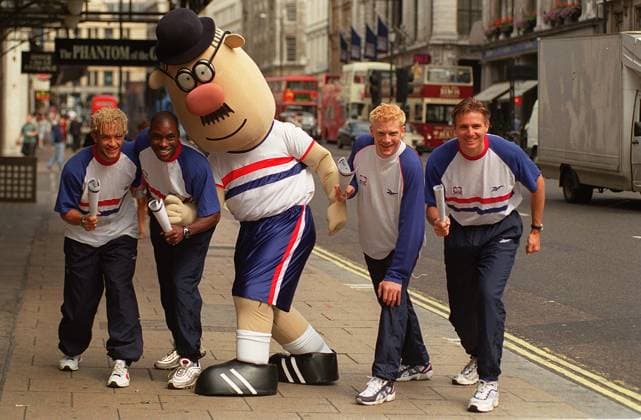 Left to Right: JAMIE BAULCH; MARK RICHARDSON; HECTOR the TAX INSPECTOR; IWAN THOMAS and ROGER BLACK, the British 4 x 400m Men s Relay Team launching the Inland Revenue s campaign for the early return of Self Assessment Tax Returns COMPULSORY CREDIT: UPP Left to Right: JAMIE BAULCH; MARK RICHARDSON; HECTOR the TAX INSPECTOR; IWAN THOMAS and ROGER BLACK, the British 4 x 400m Men s Relay Team launching the Inland Revenue s campaign for the early return of Self Assessment Tax Returns COMPULSORY CREDIT: Talking Photoshot Photo UGL 015118 A-10a 28.07.1998, Credit:Photoshot Avalon United Kingdom  Copyright: xPhotoshotx xAvalonx 0504330264