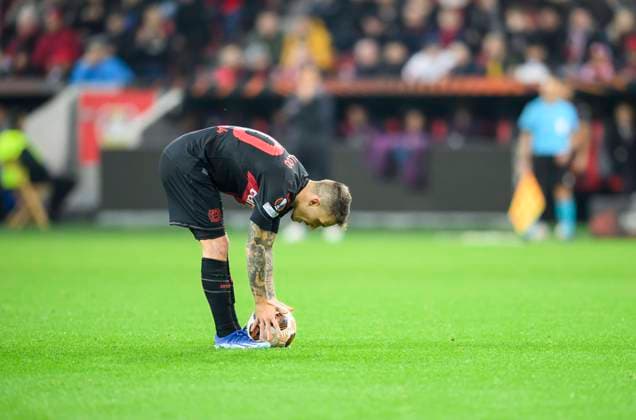 Alejandro GRIMALDO (LEV) beim Freistoss, legt sich den ball zurecht, Aktion, Fussball Europa League, Gruppenphase, 3. Spieltag, Bayer 04 Leverkusen (LEV) - Qarabag Agdam 5:1 am 26.10.2023 in Leverkusen Deutschland. UEFA regulations prohibit any use of photographs as image sequences and or quasi-video Â