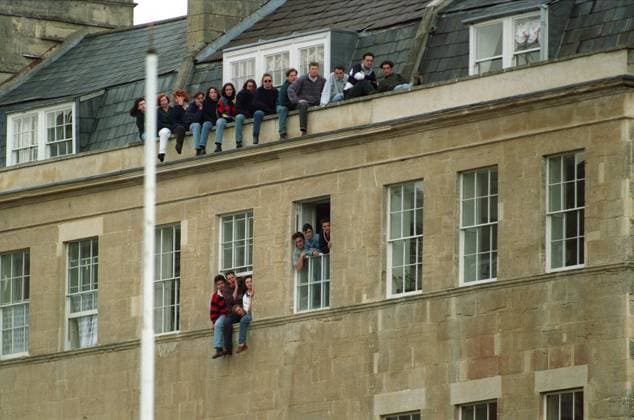 Bath v Wasps 13 3 1993 Courage Rugby Union League One. Bath v Wasps. People sit on buildings surrounding the Recreation Ground to gain a better view of the action. Photo: Mark Leech Offside. Bath UK *** Bath gegen Wasps 13 3 1993 Courage Rugby Union League One Bath gegen Wasps Die Leute sitzen auf den Gebäuden rund um den Recreation Ground, um einen besseren Blick auf das Geschehen zu haben Foto Mark Leech Offside Bath UK  Copyright: xMarkxLeechxOffside