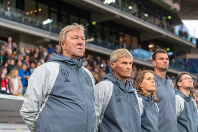 Nationalhymne, Horst Hrubesch (Deutschland, Interims - Trainer), GER, Deutschland (GER) vs Wales (WAL), UEFA Frauen Fussball Nations League, Liga A, 3. Spieltag, 27.10.2023, DFB DFL regulations prohibit any use of photographs as image sequences and or quasi-video., GER, Deutschland (GER) vs Wales (WAL), UEFA Frauen Fussball Nations League, Liga A, 3. Spieltag, 27.10.2023 Sinsheim Copyright: xEibner-Pressefoto SaschaxWaltherx EP_EER