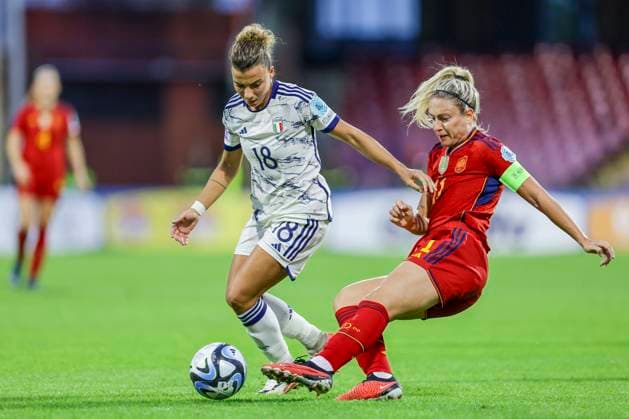 Sport Themen der Woche KW43 Sport Bilder des Tages Woman Nation League football match League A Group A4 Italy vs Spain Arianna Caruso of Italy challenges for the ball with Alexia Putellas of Spain during the woman Nation League football match League A Group A4 between Italy vs Spain at the Arechi Stadium in Salerno on October 27, 2023. ABPH3784_1 Copyright: xAntonioxBalascox