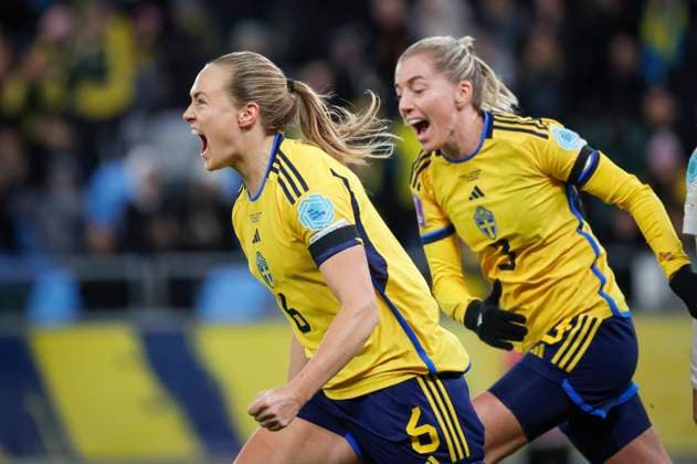 Bilder des Jahres 2023, Sport 10 Oktober Sport Themen der Woche KW43 GÖTEBORG 20231027 Sveriges Magdalena Eriksson ( 6) jublar med Linda Sembrant efter att ha nickat in 1-0 under fredagens fotbollsmatch i Nations League, damer, division A, grupp 4 mellan Sverige och Schweiz pa Gamla Ullevi. GÖTEBORG SVERIGE x9200x *** GÖTEBORG 20231027 Swedens Magdalena Eriksson 6 celebrates with Linda Sembrant after scoring a goal during Fridays Nations League, womens, division A, group 4 soccer match between Sweden and Switzerland at Gamla Ullevi GÖTEBORG SVERIGE x9200x  Copyright: xAdamxIhse TTx NATIONS LEAGUE SVERIGE-SCHWEIZ